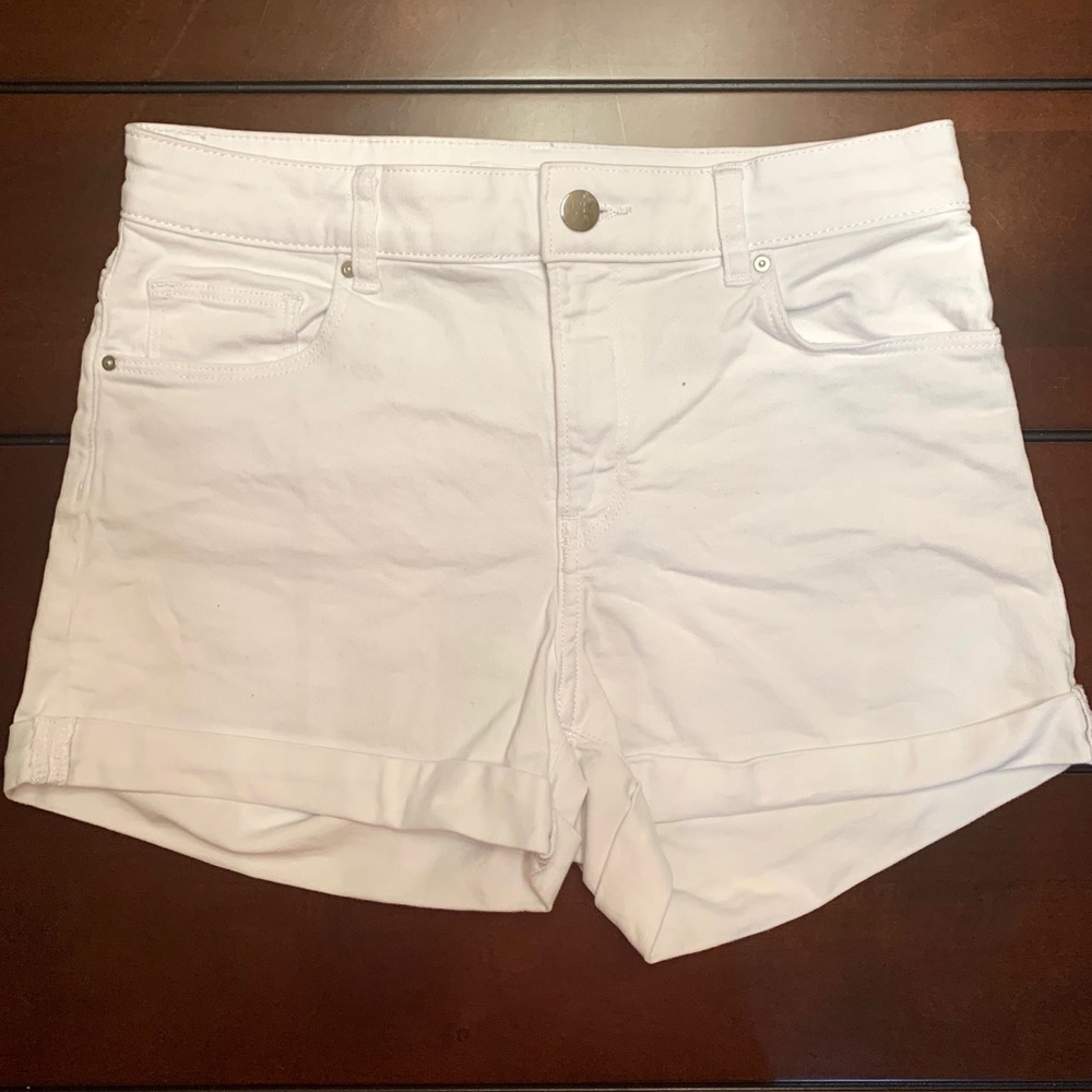 🤍White H&M High-Waisted Shorts🤍
